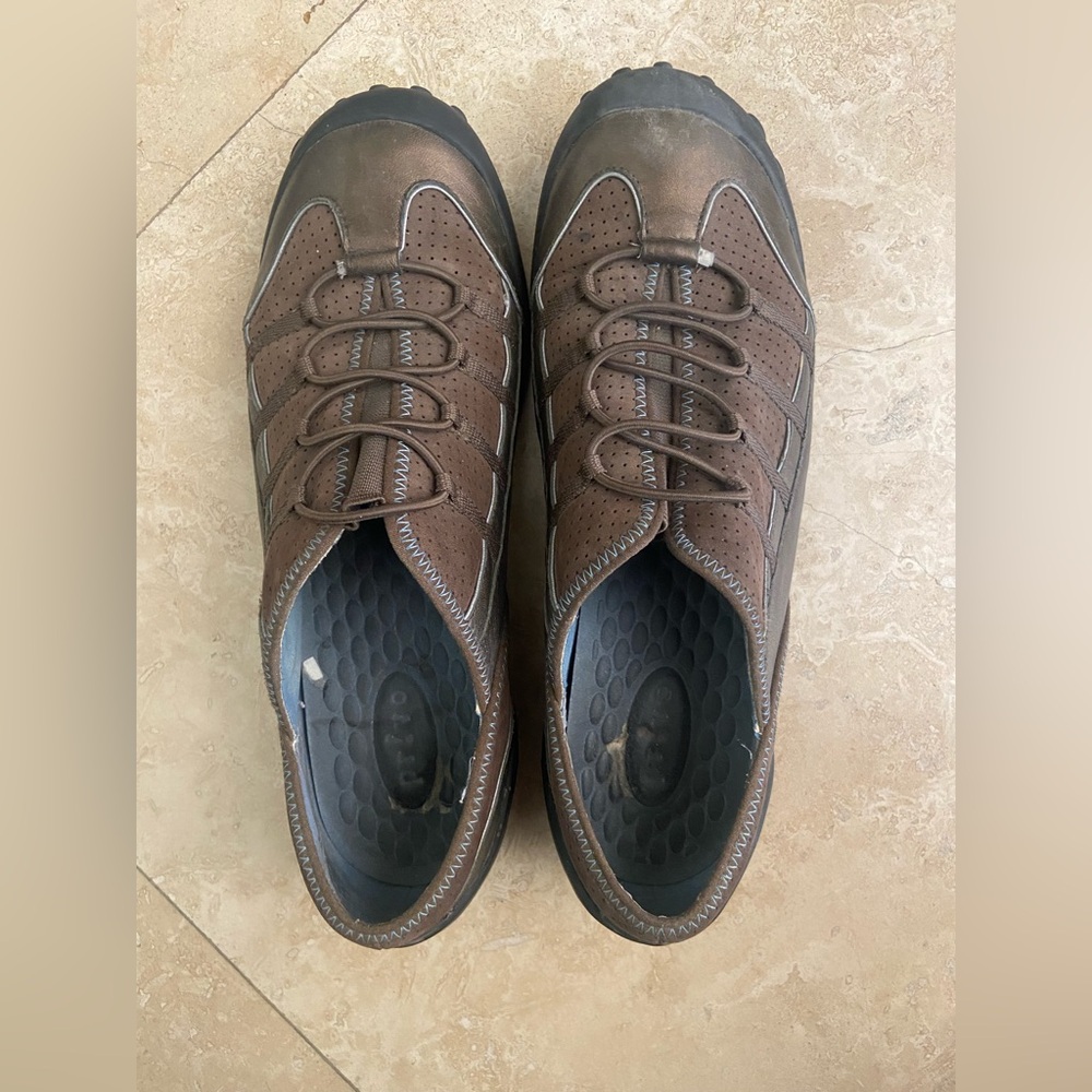 Women’s Size 10W. Very comfortable. Slightly used but in very good condition